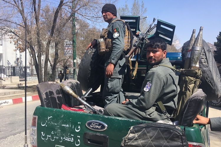 Pasukan keamanan Afghanistan melakukan penjagaan di depan Universitas Kabul setelah bom bunuh diri meledak di tempat tersebut Rabu (21/3/2018).