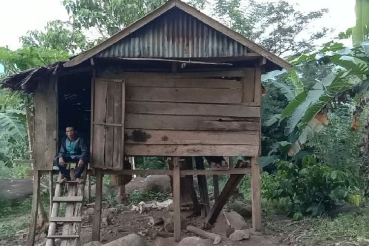 Rumah berukuran 4 x 4 meter di Desa Bana, Kecamatan Bontocani, Kabupaten Bone, Sulawesi Selatan milik pasangan Bora (58) dan Ira (19). Pasutri ini viral usai melangsungkan pernikahan lantaran terpaut usia.