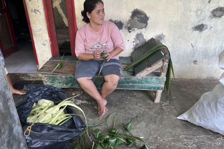 Ami (41) salah satu warga Kampung Bojong, Kelurahan Cimahpar, Kecamatan Bogor Utara, Kota Bogor yang berprofesi sebagai pembuat cangkang ketupat.