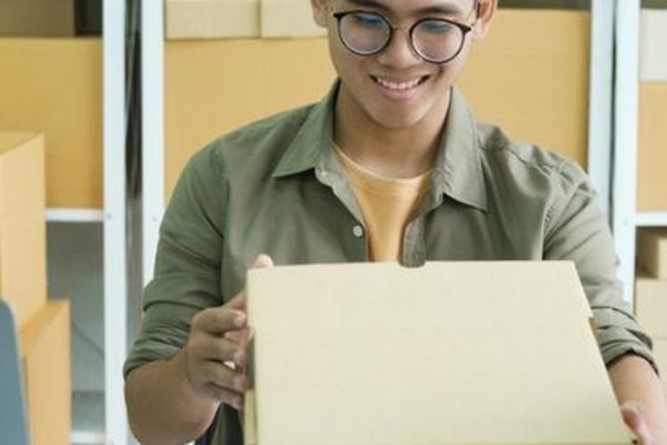 Ilustrasi UMKM yang bisnis online melalui e-commerce. 