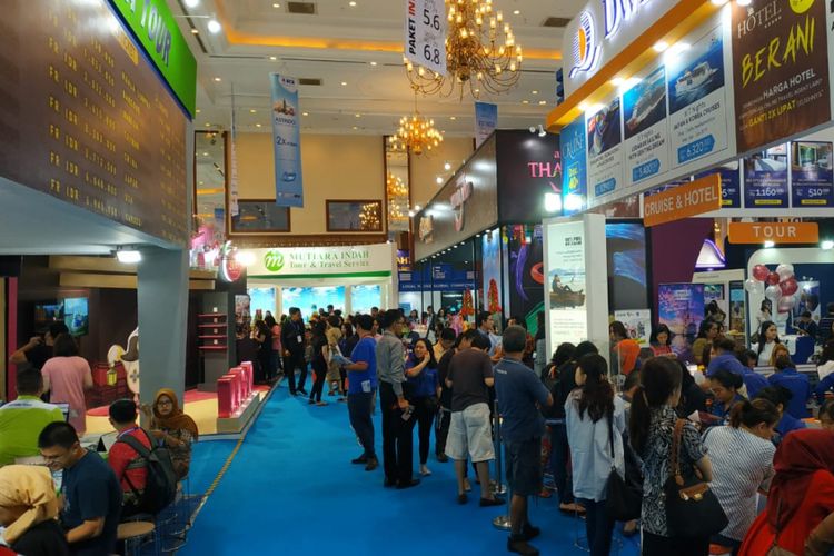 Suasana pameran wisata Astindo Travel Fair di Jakarta Convention Center, Jakarta, Jumat (22/2).