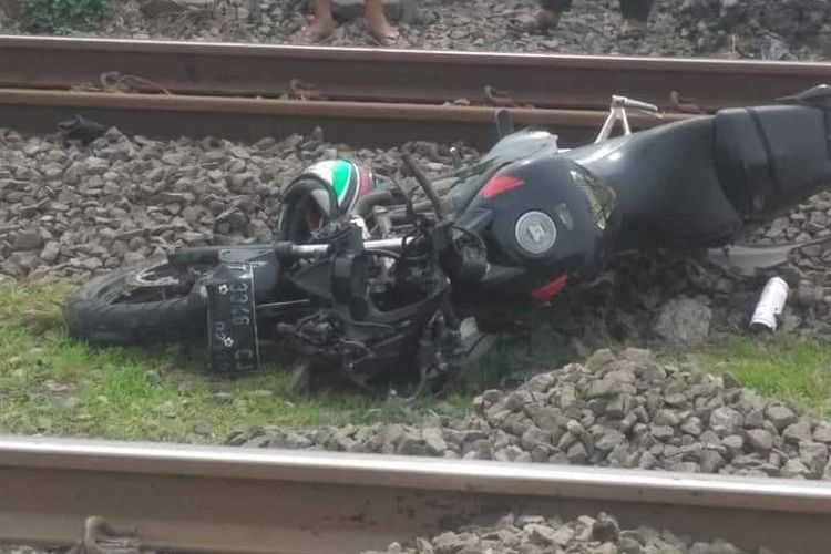 Kendaraan yang dikendarai Ade Jaenal Asikin (29), yang tewas tertabrak kereta di pintu rel kereta api Warung Bambu, Karawang Timur, Karawang, Senin (29/4/2019), lantaran nekat menerobos palang pintu rel.