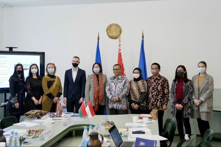 Delegasi KBRI Moskwa dan delegasi MSLU dalam pertemuan persiapan pembentukan Pusat Budaya dan Bahasa Indonesia.