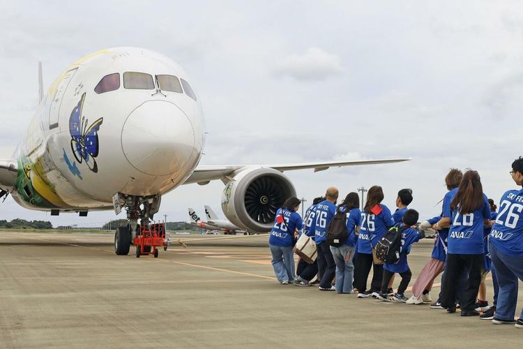 360 Orang Menarik Pesawat Pokemon Seberat 133 Ton di Bandara Narita Jepang
