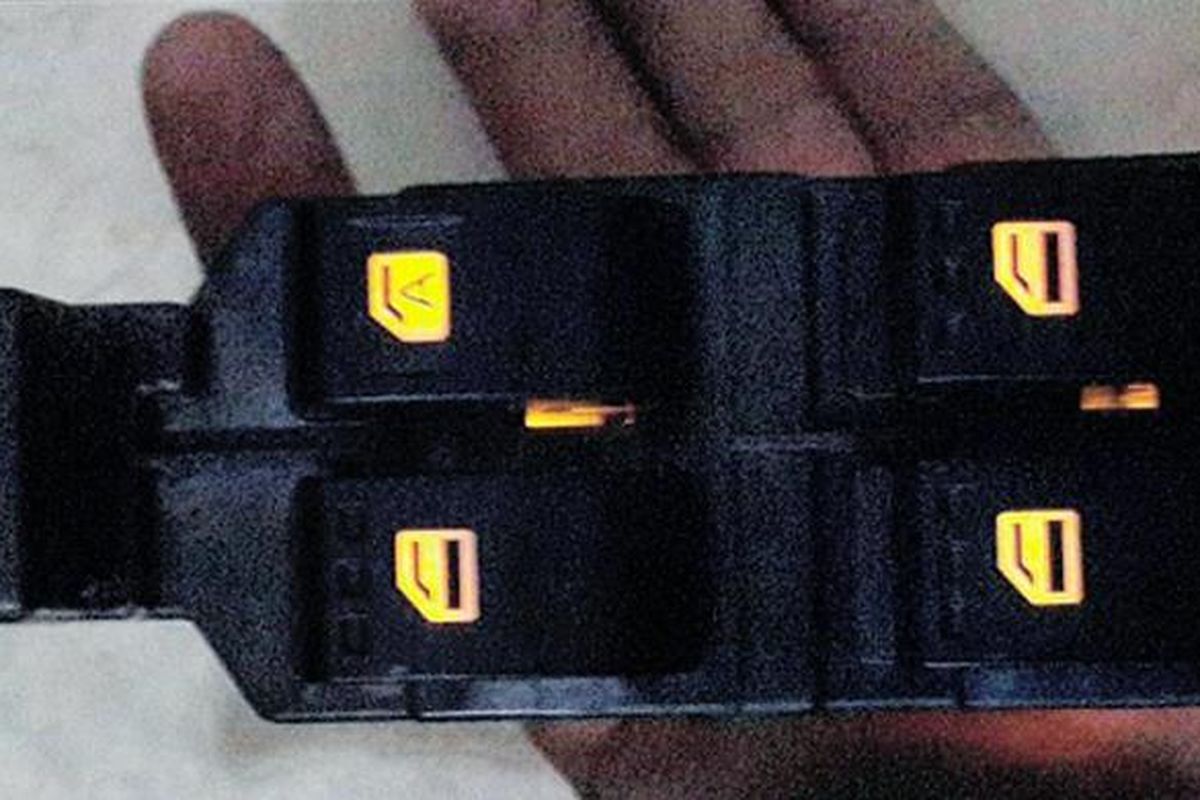 Power window switch dengan fitur auto up untuk Toyota Agya, Daihatsu Ayla, Daihatsu Sirion, Daihatsu Great New Xenia, dan Toyota Grand New Avanza. 