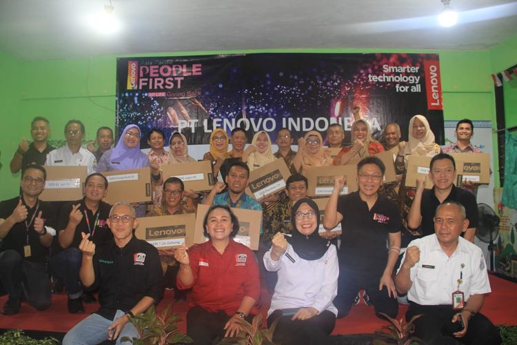Prosesi seremonial penyerahan unit bantuan laptop dan PC program Lenovo Computer Lab for Education dilakukan di SDN Johar Baru 10, Jakarta Pusat, salah satu sekolah penerima bantuan, bersama 17 perwakilan sekolah lainnya (5/3/2024).

