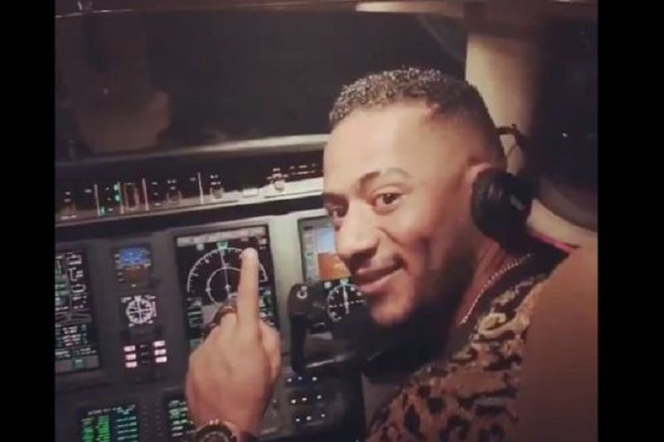 Penyanyi Mesir Mohamed Ramadan mengunggah video dirinya di kokpit pilot ke akun media sosial.