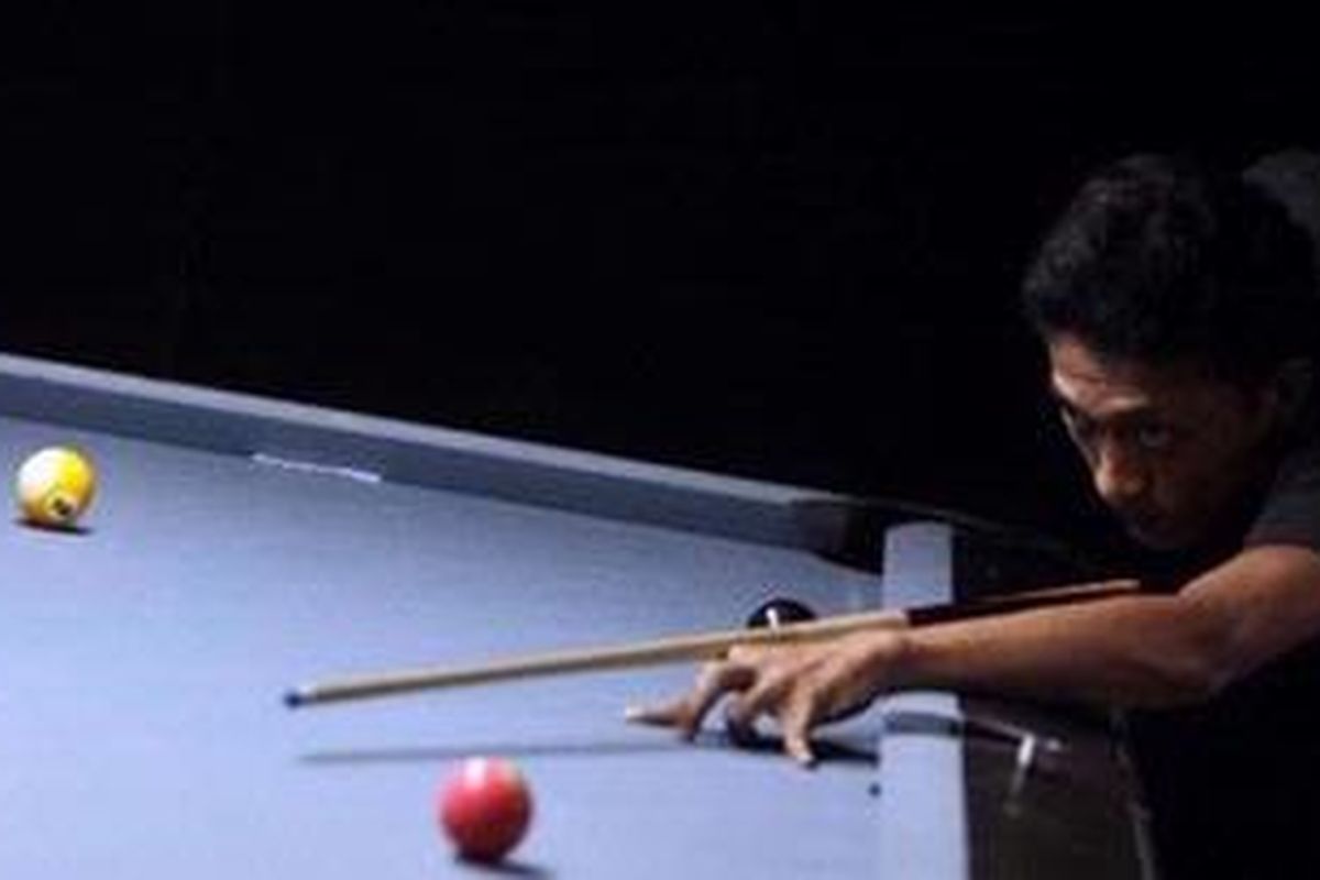 Yoni Rachmanto, atlet biliar melakukan pemusatan latihan nasional jelang SEA Games di Senayan, Jakarta, Selasa (22/1/2013). Pada SEA Games XXVII di Myanmar nanti, Persatuan Olahraha Biliar Seluruh Indonesia menargetkan perolehan dua medali emas.