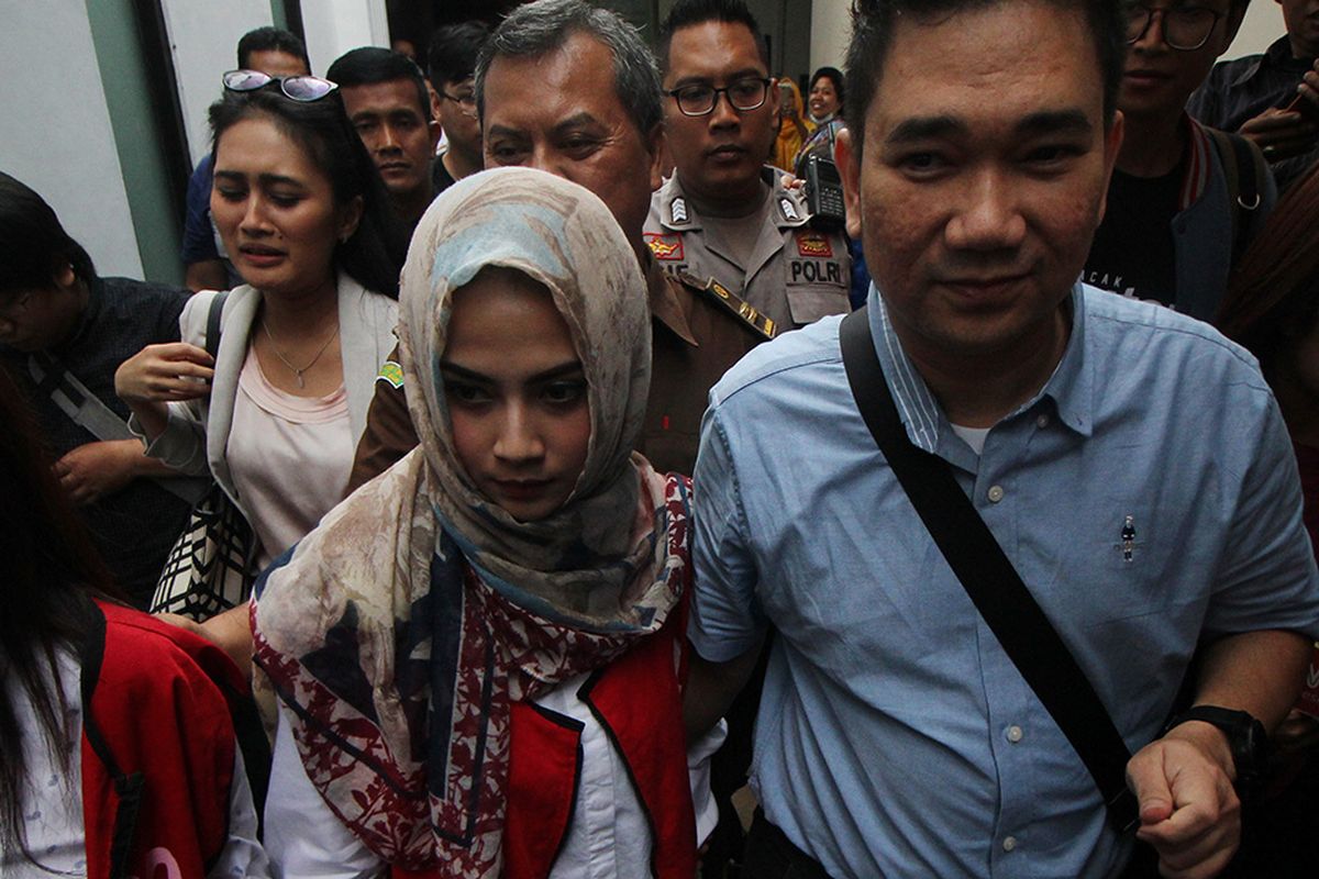 Terdakwa kasus dugaan penyebaran konten asusila Vanessa Angel (tengah) didampingi kuasa hukumnya berjalan keluar seusai sidang lanjutan di Pengadilan Negeri (PN) Surabaya, Jawa Timur, Kamis (16/5/2019).  Sidang tersebut beragendakan pemeriksaan saksi yang dihadirkan Jaksa Penuntut Umum (JPU).