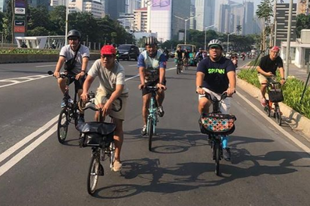 Krisna Sudiro (kaus biru tua) saat bersepeda bersama kawan-kawannya menggunakan sepeda Brompton.
