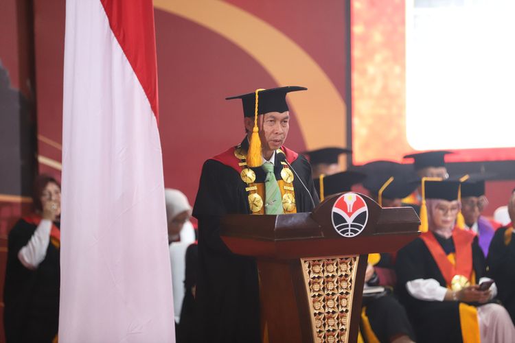Rektor UPI tengah melakukan sambutan dalam acara dies natalis UPI ke 71, di Kampus UPI, senin (20/10/2025).