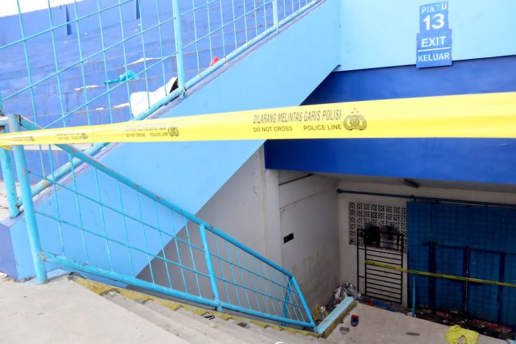 Hari kedua kondisi pintu keluar gate 13 pasca tragedi yang terjadi pada pekan ke-11 Liga 1 2022-2023 seusai pertandingan bertajuk Derbi Jawa Timur, Arema FC melawan Persebaya Surabaya di Stadion Kanjuruhan Kepanjen, Kabupaten Malang, Senin (3/10/2022) siang.