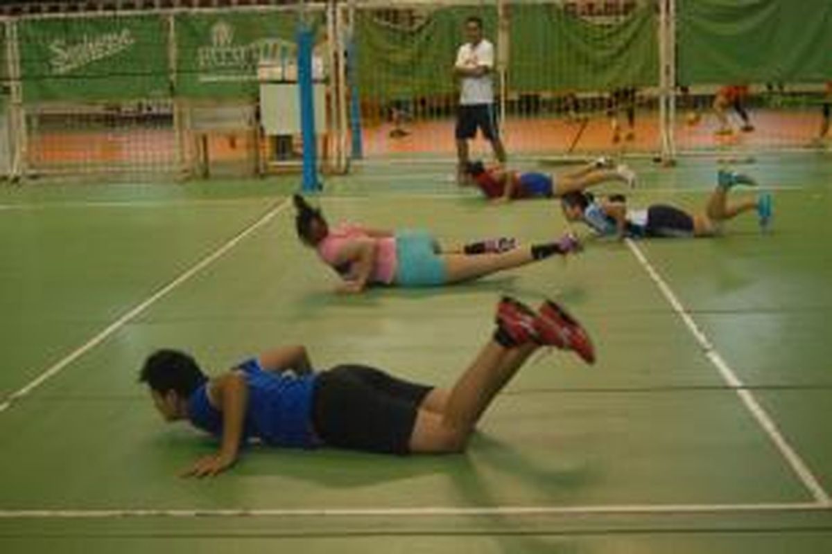 Timnas voli putri, berlatih fisik dengan menjatuhkan diri setelah berlari sprint saat latihan rutin di Padepokan Voli, Sentul, Jawa Barat, Senin (29/7/2013). 