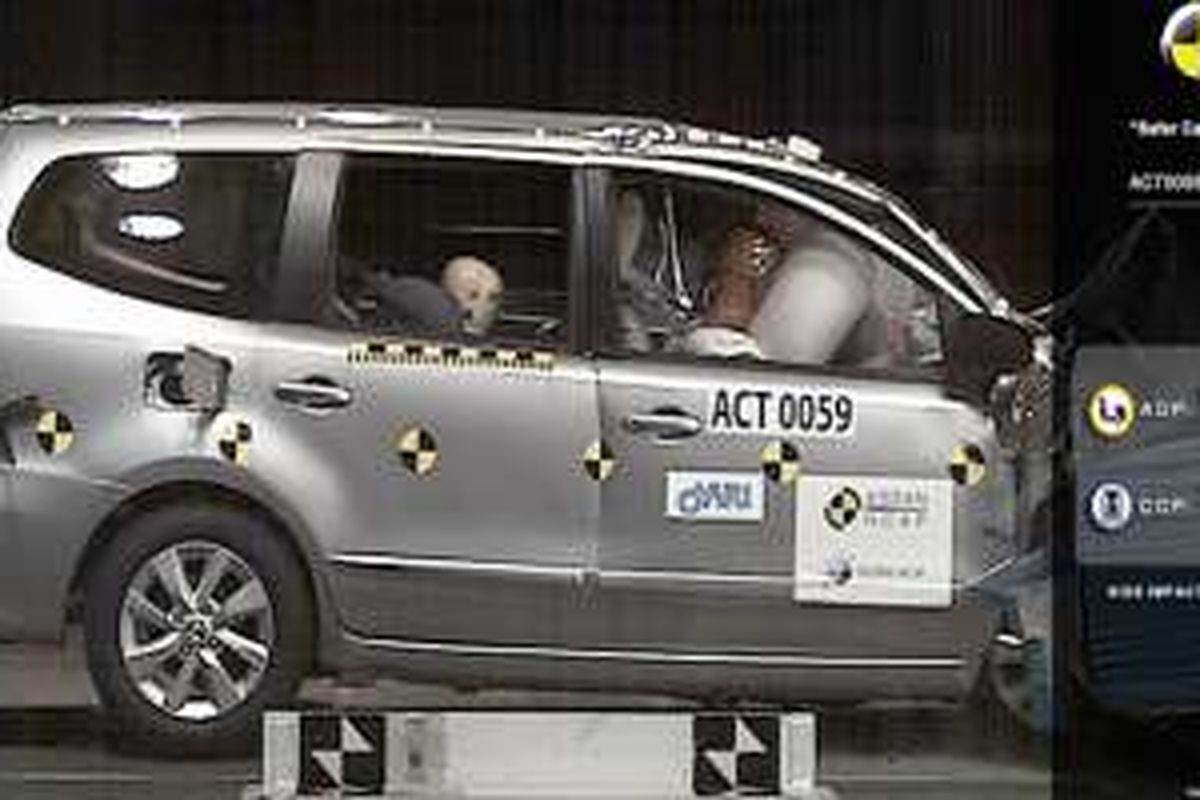 Uji tabrak Nissan Grand Livina dalam ASEAN NCAP.