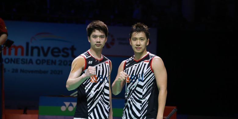 Kevin Sanjaya Sukamuljo (kiri) dan Marcus Fernaldi Gideon (kanan) seusai menghadapi Takuro Hoki/Yugo Kobayashi (Jepang) pada final Indonesia Open 2021 yang dihelat di Bali International Convention Centre, Minggu (28/11/2021).