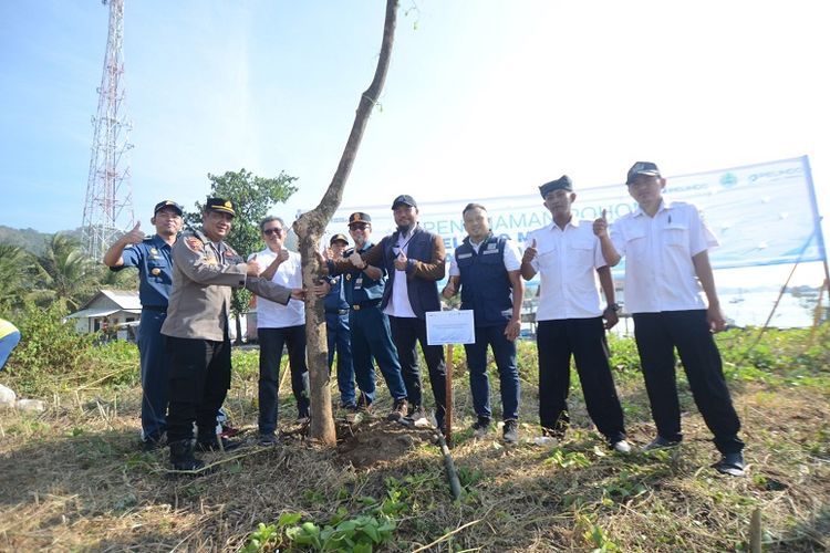 Selain terapkan Go-live PTOS-M, SPMT Branch Tanjung Wangi juga lakukan kegiatan penanaman pohon. 