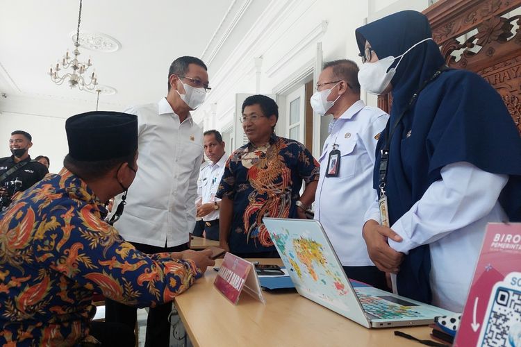 Penjabat (Pj) Gubernur DKI Jakarta Heru Budi Hartono saat memantau posko pengaduan masyarakat di Pendopo Balai Kota DKI Jakarta, Jakarta Pusat, pada Rabu (19/10/2022) pagi atau saat hari ketiga menjabat.