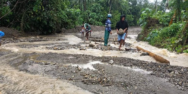 Jalan Lintas Seram di hutan desa Rumahkay, Kecamatan Amalatu, Kabupaten Seram Bagian Barat Maluku tertutup lumpur dan bebatuan, Minggu (31/7/2022)