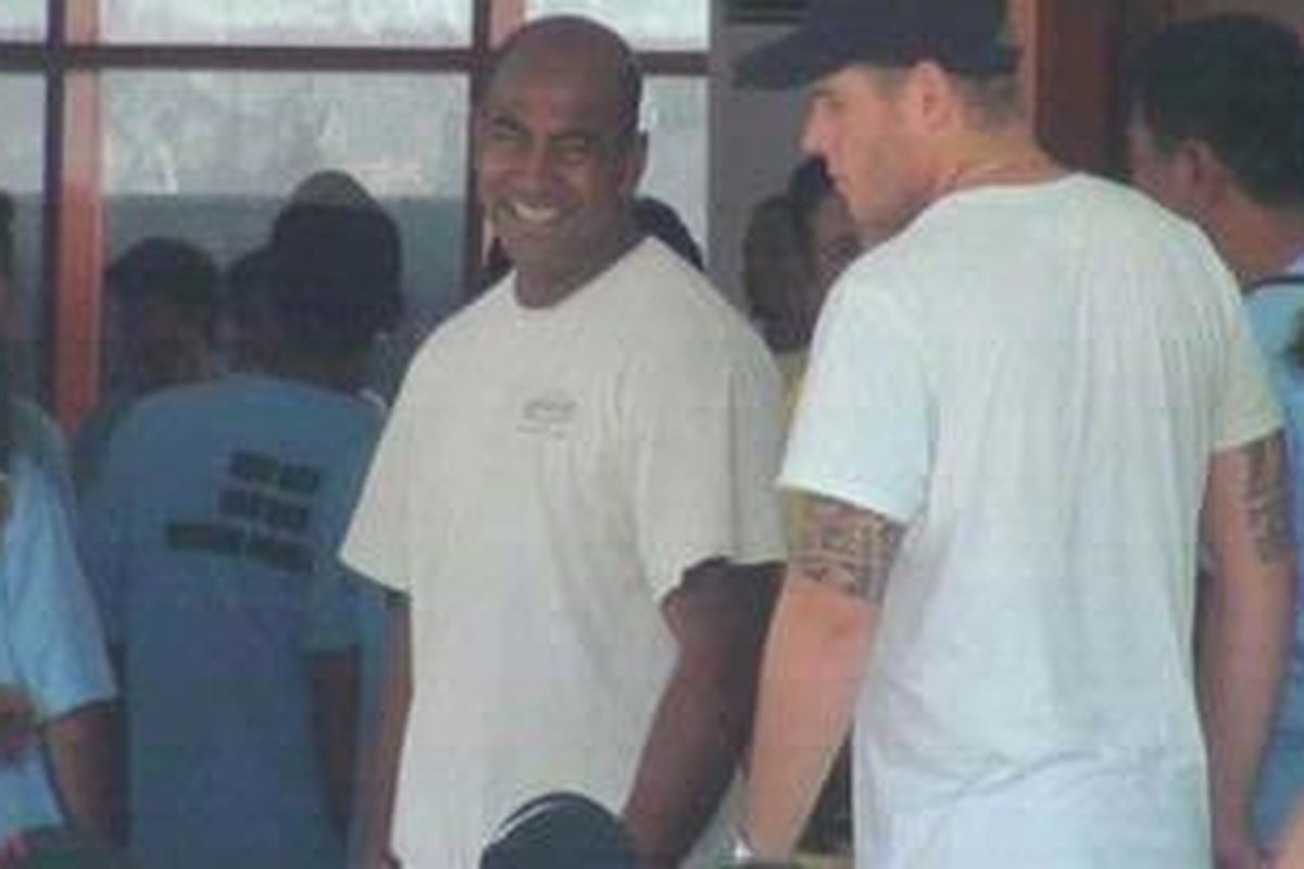 Myuran Sukumaran, napi asal Australia, salah seorang anggota penyelundup narkoba Bali Nine tampak menikmati acara dangdutan di Lapas Kerobokan, Sabtu (25/02/2012