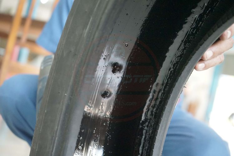Ban dilapisi oleh lapisan karet dari Sealing Tire Abadi dan diklaim dapat mengurangi hingga 90 persen risiko kebocoran