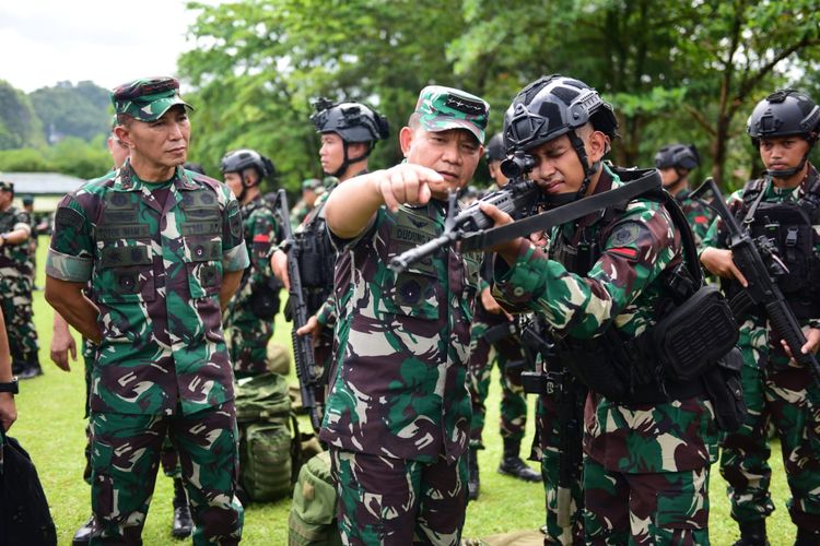 Kepala Staf TNI Angkatan Darat (KSAD) Jenderal Dudung Abdurachman meninjau kesiapan Batalyon Infanteri (Yonif) Para Raider 433/Julu Siri yang berada di bawah komando Divisi Infanteri (Divif) 3 Kostrad untuk operasi ke Papua.  Dudung langsung meninjau kesiapan pasukan berkualifikasi tempur tersebut di Markas Yonif Para Raider 433/JS/3/Kostrad, Maros, Sulawesi Selatan, Senin (8/5/2023).