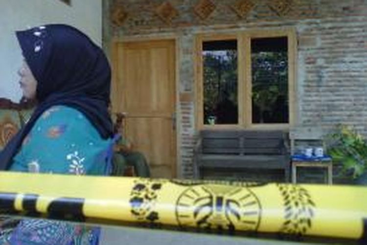 Garis polisi terpasang di rumah Kepala Desa Pohgogor, Selasa (21/10/2014).