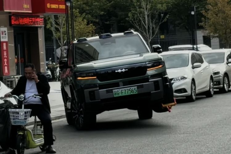Video Danza B8 Terekam Melaju dengan Tiga Roda