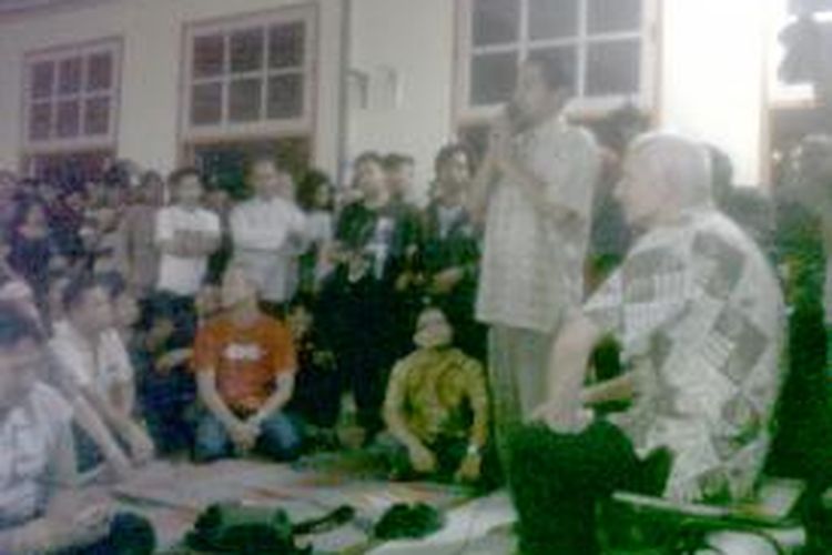 Gubernur Jawa Tengah Ganjar Pranowo, hadir dalam diskusi Tan Malaka di Kampus Universitas Diponegoro Semarang, Senin malam (17/2/2014). Meski datang, Ganjar enggan memberi kata sambutan dalam acara tersebut. 