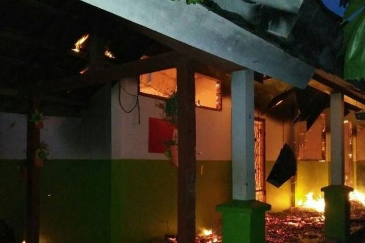 Bangunan SMP Negeri 2 Pattalassang, Kabupaten Gowa, Sulawesi Selatan tengah dilalap api sebelum akhirnya dipadamkan oleh empat unit mobil pemadam krlebakaran. Jumat, (17/2/2017).