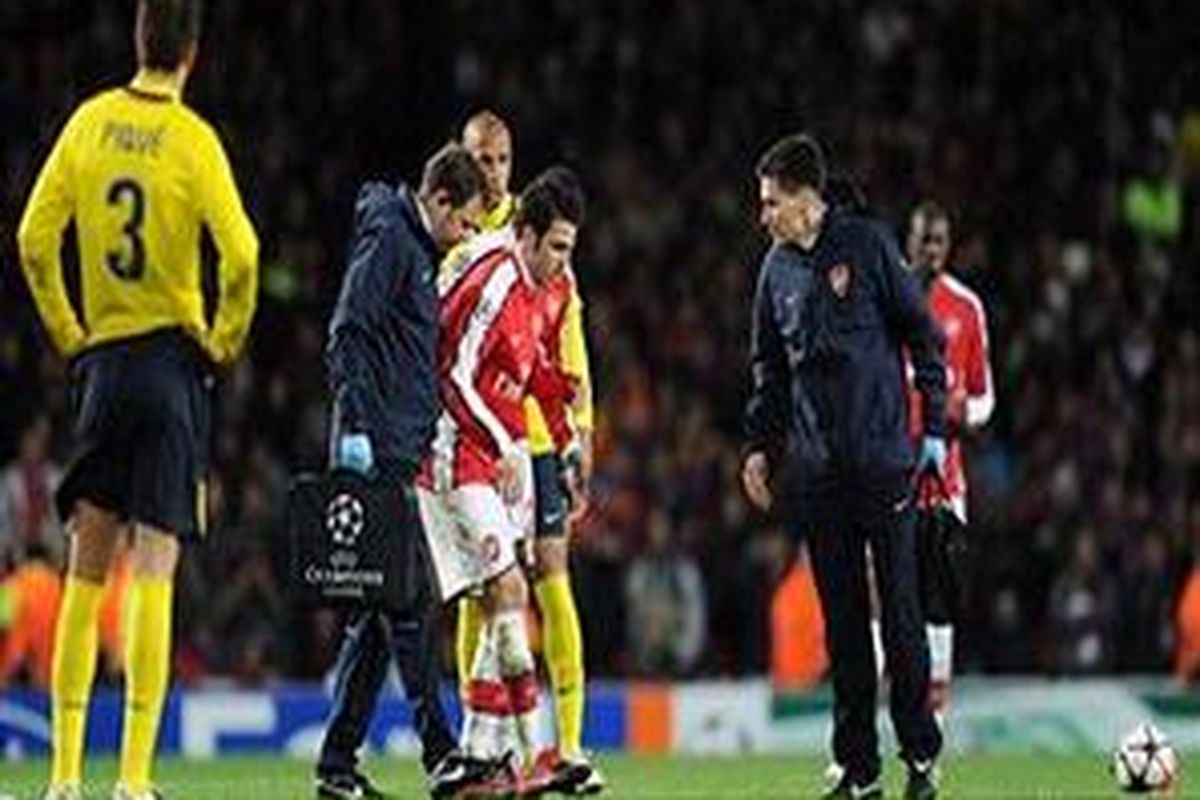 Kapten Arsenal, Cesc Fabregas, mengalami cedera pada duel leg pertama perempat final Liga Champions, melawan Barcelona, Rabu (31/3/2010).