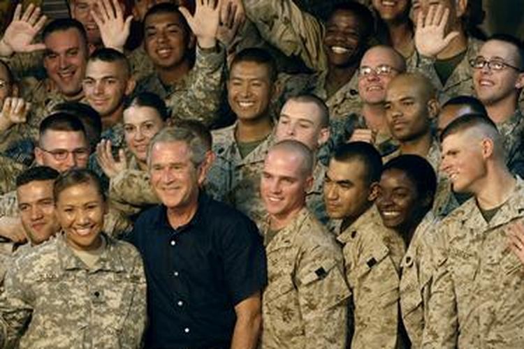 Bekas Presiden AS, George W. Bush, saat berkunjung ke Irak, 2007.