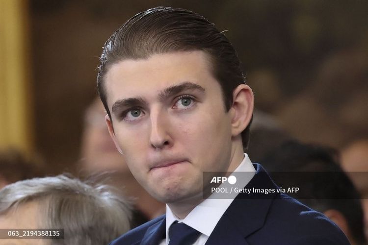 Putra Donald Trump, Barron Trump merespons ketika disebut oleh ayahnya di parade pelantikan Presiden AS di Capital One Arena, Washington, DC, AS, Senin (20/1/2025).