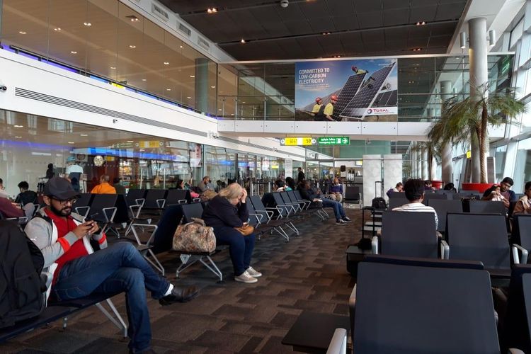 Suasana di boarding lounge Terminal 3 Bandara Internasional Abu Dhabi di Uni Emirat Arab, Kamis (4/4/2019). Para penumpang Etihad Airways yang transit di bandara ini untuk ke Amerika Serikat akan melalui pemeriksaan imigrasi atau Custom and Border Protection (CBP) Facility sehingga setibanya di Amerika tidak lagi ada pemeriksaan imigrasi. 