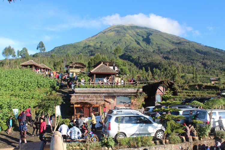 Di sebelah barat, berdiri megah Gunung Sindoro. 