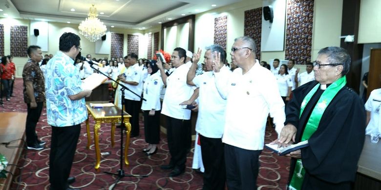 Wakil Gubernur Sulawesi Utara Steven Kandouw  sedang membacakan sumpah jabatan para pejabat fungsional Pemprov Sulut yang sedang dilantik di Kantor Gubernur Sulut, Kamis (7/2/2019).