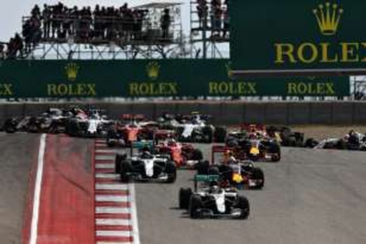 Pebalap Mercedes asal Inggris, Lewis Hamilton (depan), memimpin setelah start balapan GP Amerika Serikat dilakukan di Circuit of The Americas, Austin, Minggu (23/10/2016).
