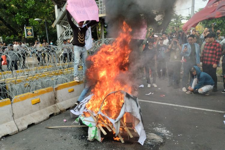 Massa mahasiswa membakar ban dan keranda mayat di depan kawat berduri, di Patung Kuda, Jakpus, Selasa (13/9/2022)