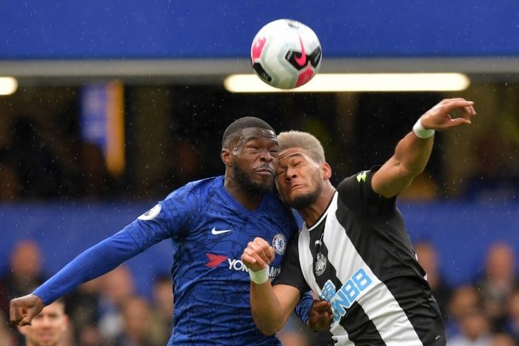 Fikayo Tomori dan Joelinton berduel di udara dalam laga Chelsea vs Newcastle United dalam lanjutan Liga Inggris di Stadion Stamford Bridge, 19 Oktober 2019. 