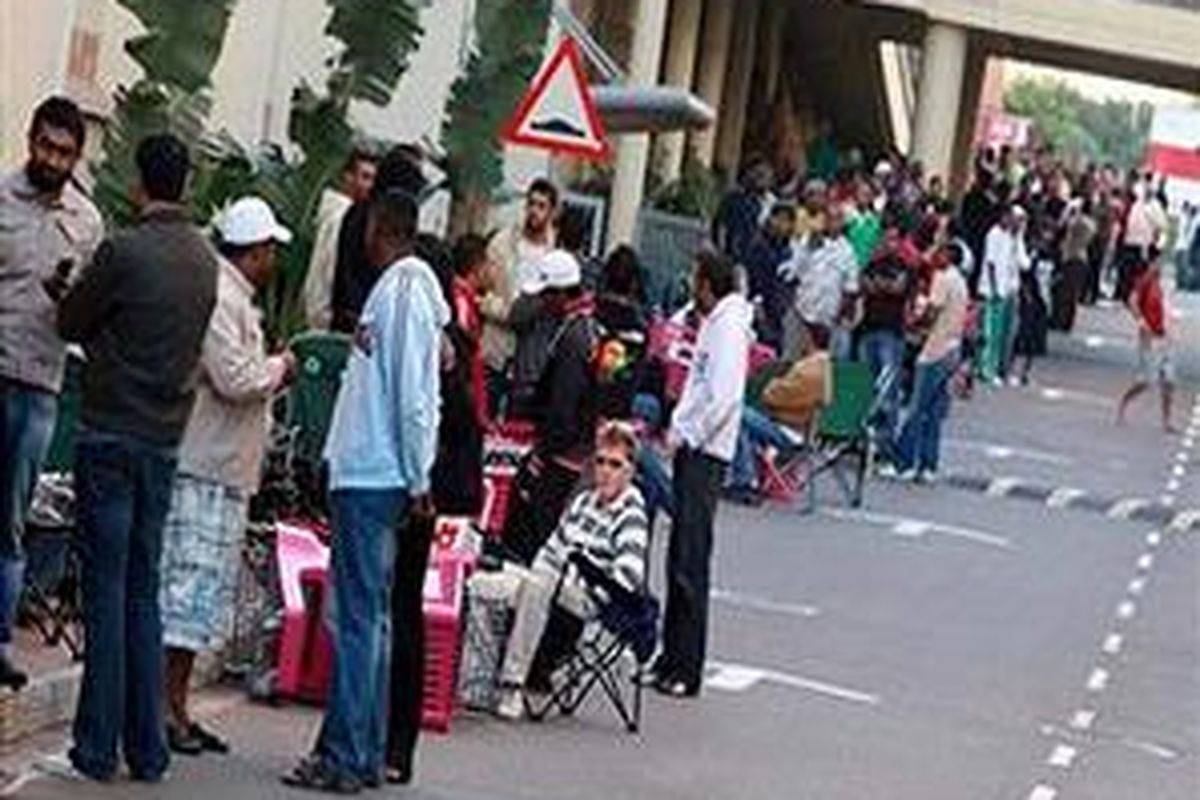 Penduduk antre di Pusat Perbelanjaan Gateway, salah satu pusat penjualan tiket, Afrika Selatan, untuk membeli tiket Piala Dunia 2010  di Kota Durban pada Kamis (15/4/2010). Setengah juta tiket Piala Dunia 2010 dijual secara langsung sejak 15 April hingga 11 Juli 2010.