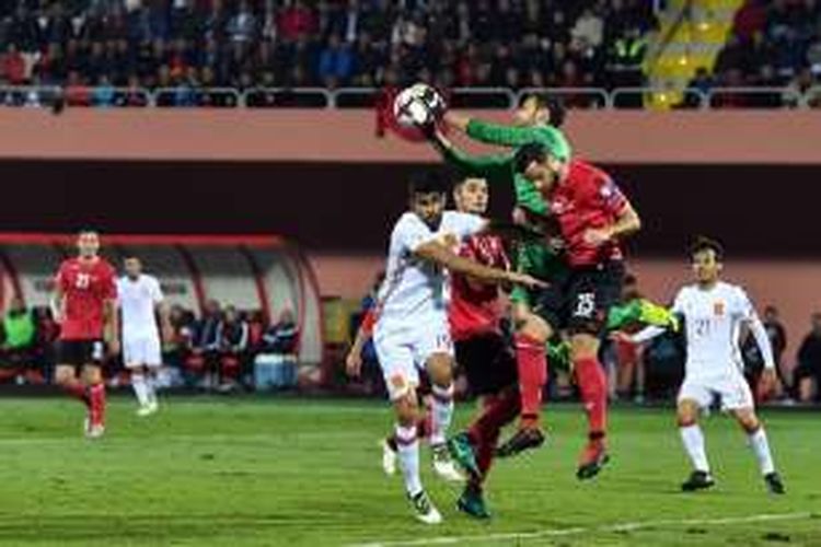 Kiper Albania, Etrit Berisha, mencoba mengamankan bola dari usaha penyerang Spanyol, Diego Costa, saat kedua tim bertemu pada lanjutan kualifikasi Piala Dunia 2018, Minggu (9/10/2016). 