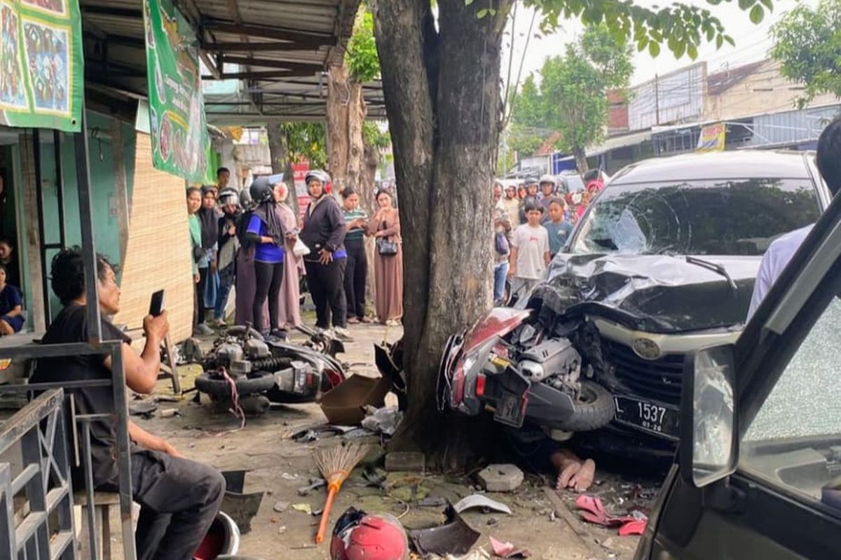 Kondisi kendaraan yang terlibat dalam kecelakaan beruntun antara mobil Toyota Avanza dengan 6 sepeda motor, di Jalan Raya Jombang - Kediri, wilayah Desa Plandi, Kabupaten Jombang, Jawa Timur, Minggu (25/1/2026).