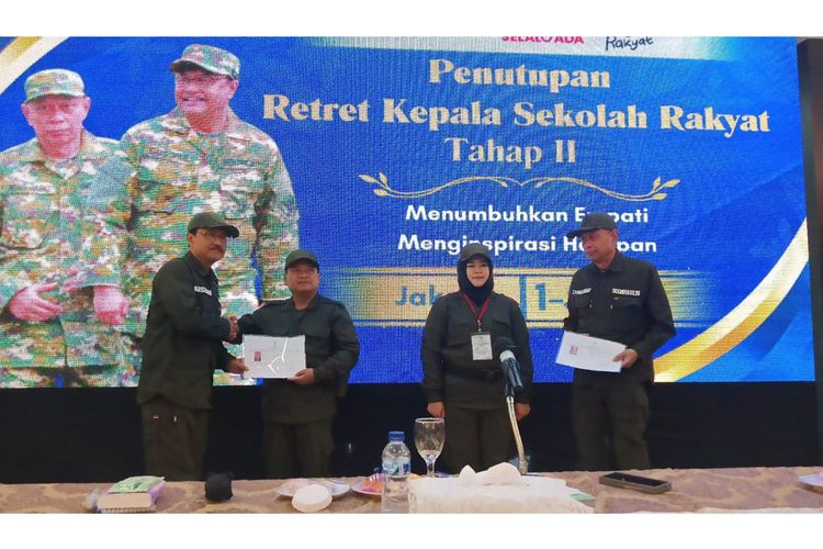 Gus Ipul saat memberikan sertifikat kepada para peserta Retret Kepala Sekolah Rakyat Tahap II.