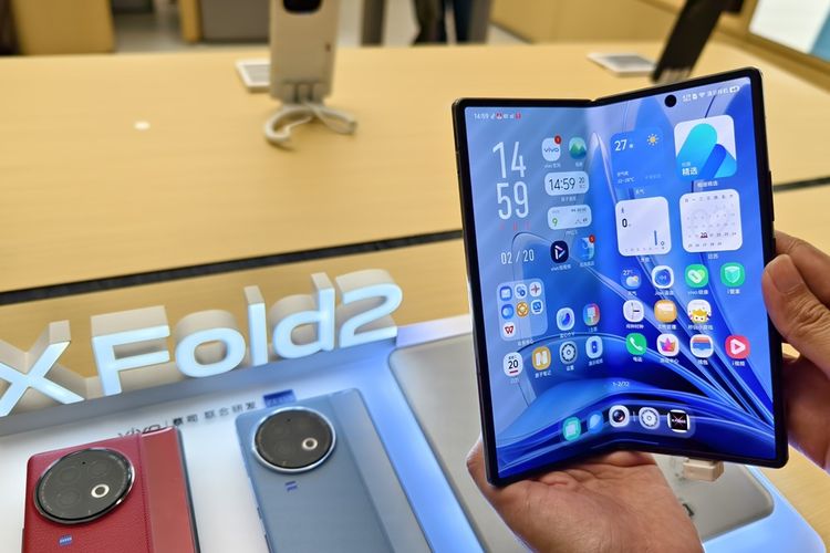 Vivo X Fold 2 dipajang di Vivo Official Store di Uniwalk Mall, Shenzhen, China