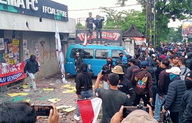 Puluhan pemuda atau Arek Malang mendatangi Kantor Arema FC di Jalan Mayjend Panjaitan, Kota Malang pada Minggu (29/1/2023) siang.