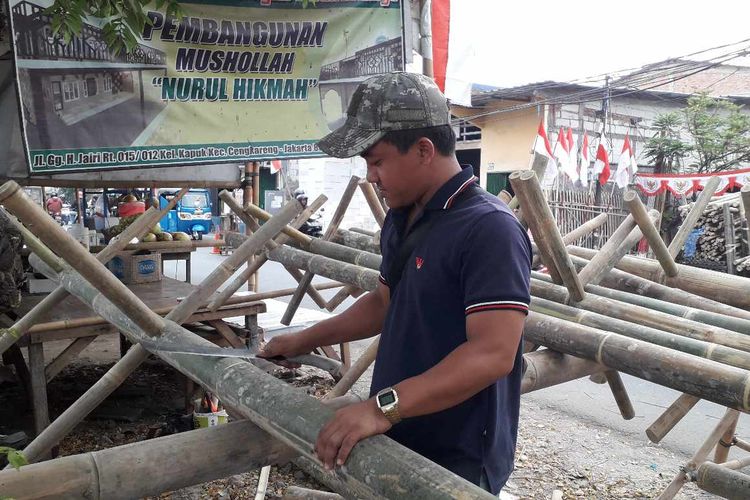 Penjual sekaligus pemilik toko bambu UD Berkah yang menjual bambu betung untuk panjat pinang di Jalan Pedongkelan Raya pada Jumat (9/8/2019).