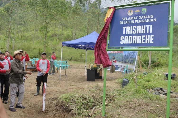 Peresmian jalur pendakian Trisakti Sadarehe di Gunung Ciremai, Kabupaten Majalengka, Jawa Barat, pada kamis (25/8/2022).