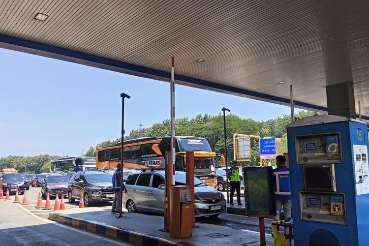 Arus Kendaraan di Gerbang Tol Kalikangkung Masih Padat, Puncak Arus Mudik Terjadi Rabu Kemarin