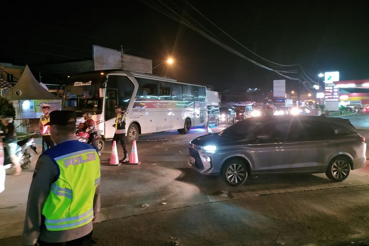 Kendaraan dari jalur selatan dan tengah yang akan menuju pantura bertemu di Simpang Ajibarang, Kabupaten Banyumas, Jawa Tengah, Jumat (6/5/2022) malam.