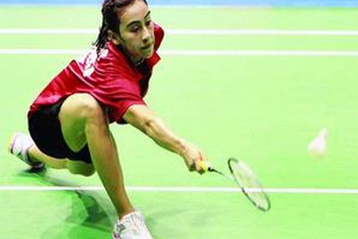 Pemain tunggal ketiga tim Uber Indonesia, Bellaetrix Manuputty, berusaha mengembalikan bola saat melawan Sapsiree Taerattanachai (Thailand) dalam laga penentuan juara grup pada babak penyisihan Piala Uber Zona Asia di Makau Forum, Makau, Rabu (15/2). Bella kalah 12-21, 21-14, 11-21.