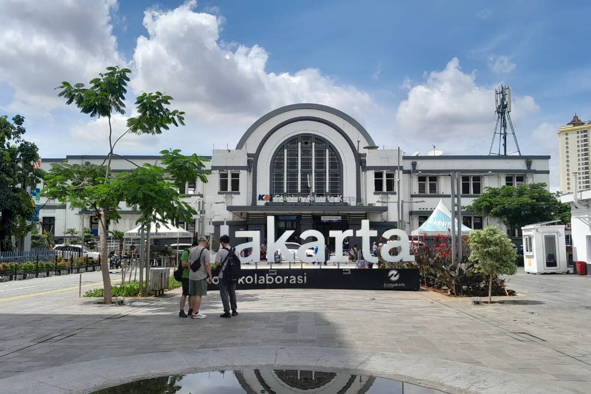 Kawasan Kota Tua di depan stasiun Jakarta Kota